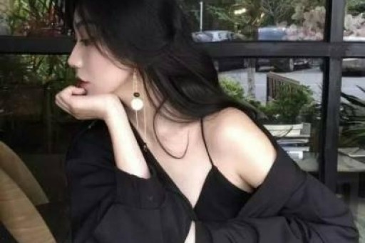 高速赶下车、洗衣服接口水、跪地服务当这些明星的员工太难了！